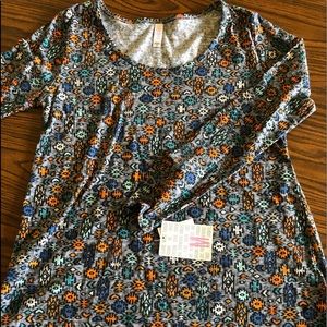Medium LuLaRoe long sleeve Lynnae top.